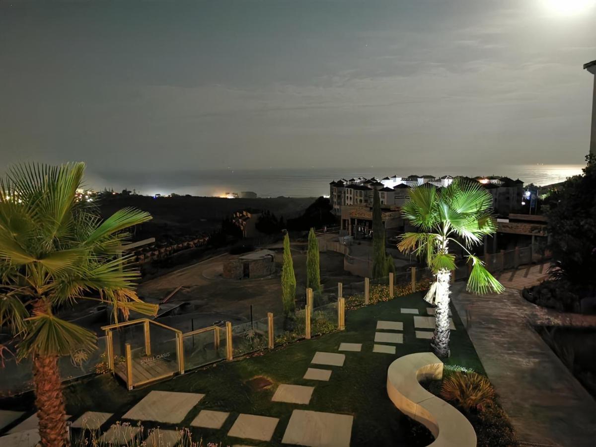 Seaside Serenity - Stylish Apartment With Spectacular Views Манилва Экстерьер фото